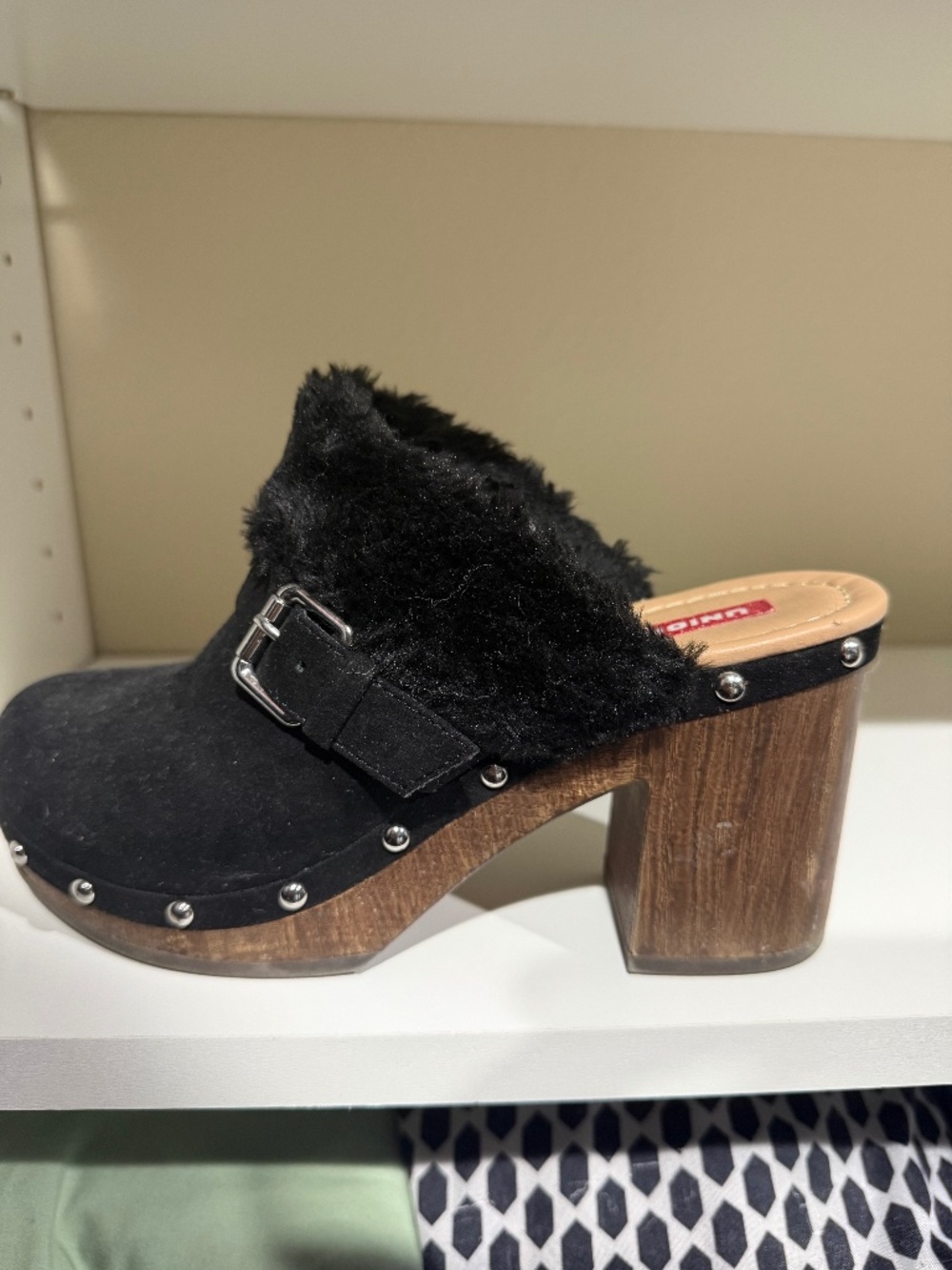Black heel crogs
